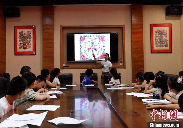 中国侨网7月11日，河北省衡水市武强县的武强年画博物馆里，该馆举办的“小小讲解员”培训班正在开班。培训班为期两周，从仪容仪表、站姿、走姿、手势、礼貌用语等进行专业讲解培训，让孩子们全方位感受年画魅力。武强木版年画约始于宋元，距今有近千年历史，被誉为“中国农耕社会的缩影”。2006年，武强木版年画入选首批国家级非物质文化遗产代表性项目名录。近年来，武强年画博物馆每年暑假时间开展“小小讲解员”“绘画班”等培训活动。图为河北武强年画博物馆，老师在给孩子们介绍年画作品。贾枭梦 摄
