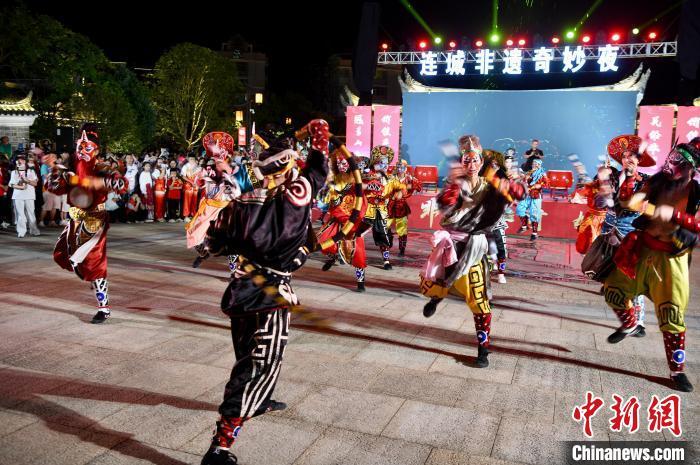 中国侨网8月4日晚,福建省连城县,广东潮汕英哥舞激情上演。当晚,连城“非遗”奇妙夜在四角井历史文化街区热闹上演,吸引了八方游客和市民共享“非遗”盛宴。中新社记者 王东明 摄