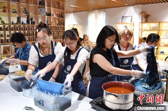 中国侨网8月9日,河北省保定市高阳县棉花图纺织博物馆内,媒体记者体验草木染及传统扎染技艺。据了解,高阳民间染织技艺始于明末,迄今有400多年的历史。高阳民间染织技艺主要包括纺、染、织、绣、印五类,以及高阳提花织造工艺、高阳土布草木染技艺。中新社记者 韩冰 摄