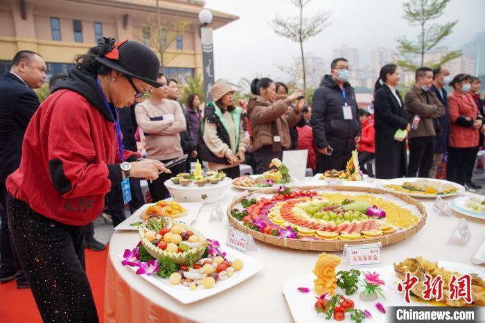 中国侨网12月10日,2024年凭祥市东盟果品消费季暨东盟美食大赛在广西崇左凭祥市启动,十余支参赛队伍纷纷推出特色水果菜肴参赛,令现场观众大饱眼福、口福。崇左凭祥市是中国最大陆路水果进出口口岸,也是中国和东盟水果进出口贸易最大的口岸。图为参赛作品吸引参观者。中新社记者 陈冠言 摄