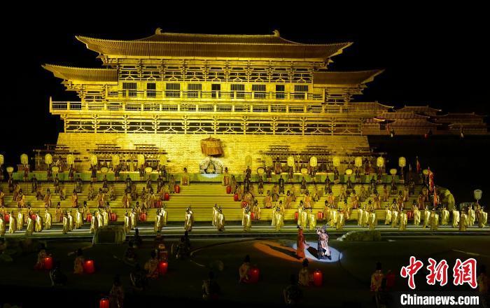 中国侨网3月23日晚,《文成公主》大型实景剧第十三季在拉萨开演。现场数千名观众和剧场800余名演职人员共同见证了该剧第十三季首演。《文成公主》大型实景剧以文成公主入藏为主题,以西藏灿烂的优秀传统文化为内容,讲述文成公主与松赞干布联姻,促进民族融合发展的故事。图为《文成公主》大型实景剧第十三季演出现场。中新社记者 李林 摄