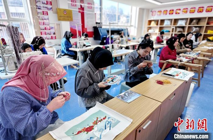 中国侨网在甘肃临夏回族自治州东乡族自治县,“东乡刺绣”是有着千年传承的非物质文化遗产,以立体感强、配色大胆、构图粗放见长。曾经“藏在深闺”的它,在新时代迎来转型。东乡绣娘与当地企业携手,100余位成为专职绣娘,600多位灵活就业。通过创新设计,将刺绣融入现代生活,探索市场化发展,甚至已经走上国际时尚舞台。古老技艺在她们手中重焕生机,绣出了东乡绣娘的新生活。图为3月27日,绣娘们在甘肃临夏回族自治州东乡族自治县锁南镇城南社区刺绣枢纽刺绣。高展 摄