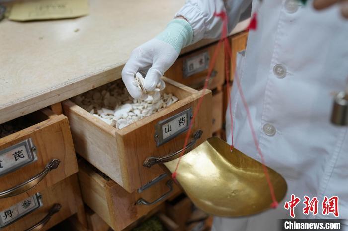 中国侨网5月15日,医院工作人员在药房配制中药茶饮。近日,云南省中医医院的中药茶饮“上新”,在现有5款的基础上,医院根据现代人群亚健康的体质特征新增痛风消饮 、夜猫清补茶、荷泽陈皮降脂方等14款中药茶饮及外用药包。据介绍,这些茶饮均由多学科专家联合献方,严格遵循