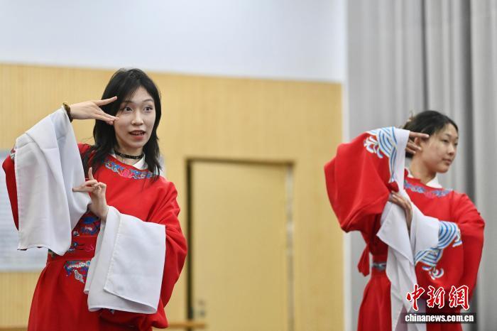 中国侨网8月7日，参加“徽风探源——2025华裔大学生中国文化体验营”活动的学生们走进安徽合肥，学习体验黄梅戏、武术，感受中国文化传统魅力。图为在安徽艺术学院，学生在学习黄梅戏表演。中新社记者 韩苏原 摄　