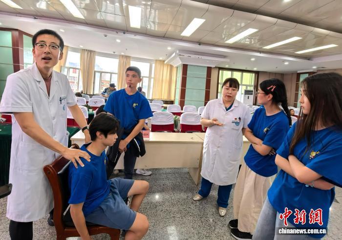 中国侨网8月11日,2025年“亲情中华·中国寻根之旅”夏令营新疆生产建设兵团营“中医药体验”活动,在位于乌鲁木齐市的新疆兵团医院举办。来自美国、英国、德国、西班牙、加拿大、比利时、吉尔吉斯斯坦、哈萨克斯坦8国55名华裔青少年和领队到此辨识常用中草药,制作中药香囊,品尝中药代茶饮,练习八段锦,体验杵针、耳穴压豆、推拿、点穴,感受中医药的博大精深。史玉江 摄