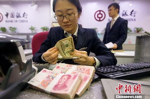 中国侨网资料图：银行工作人员正在清点货币。中新社记者 张云 摄