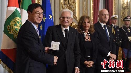 中国侨网意大利总统马塔雷拉为王中林（左）颁发埃尼奖奖章。中科院纳米能源所/供图