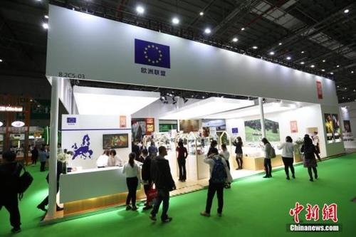 中国侨网11月6日，首届中国国际进口博览会欧盟展位在上海揭幕，展位上欧盟多国带来了厨艺表演、美食品尝等推介活动，吸引参观者驻足。中新社记者 张亨伟 摄