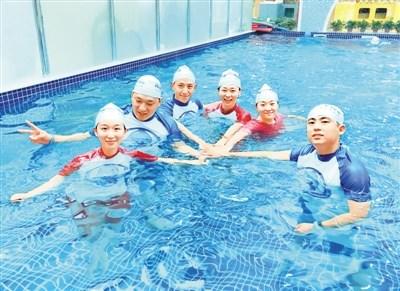 中国侨网在沈阳，留学新加坡的沈唯一（左一）开了一家亲子游泳俱乐部。她认为，游泳能够帮助幼儿锻炼体格、磨练心性。（人民日报海外版 受访者提供）