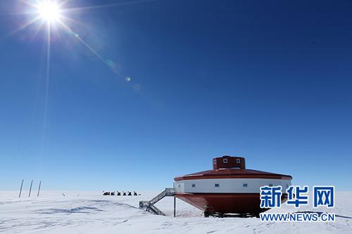 中国侨网12月25日，中国南极科考队内陆队抵达泰山站。从远处看，泰山站的钢结构主体既像一个中国红灯笼，又像一个降落在冰雪世界的“不明飞行物”。进入其中，透过窗户向外张望时，环形的建筑结构使视野十分开阔。 新华社记者 刘诗平 摄