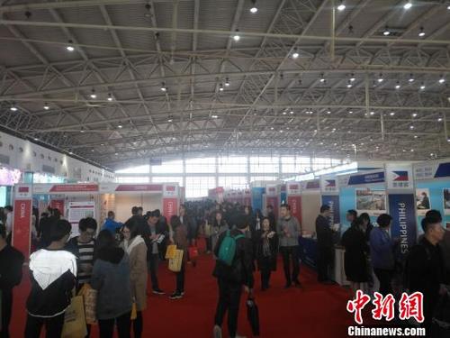 中国侨网23届中国国际教育巡回展广州站现场。　钟欣　摄