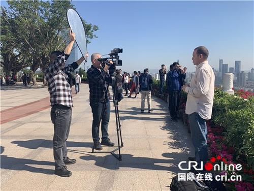 中国侨网《前进的中国》摄制组在深圳拍摄