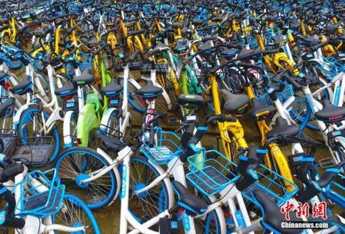 中国侨网4月4日，航拍江西南昌一共享单车集中停放点。（资料图）刘占昆 摄 