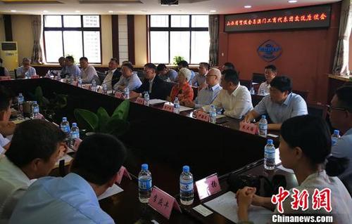 中国侨网澳门工商界代表团拜访山西省贸促会，并进行座谈交流。　杨杰英　摄