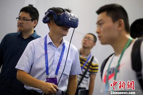 中国侨网观众戴上VR眼镜观看城市立体全景。　泱波　摄