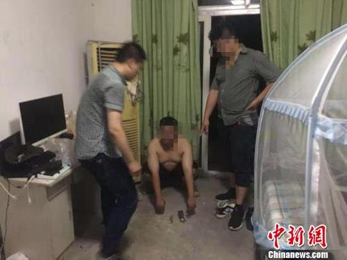 中国侨网民警现场抓获嫌疑人及相关作案工具。警方供图
