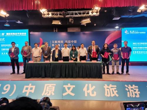 中国侨网蔡宝强(左五) 代表马来西亚一带一路委员会签署战略合作协议， 期望凭此促进两地文化旅游合作交流。