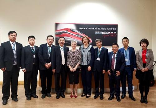 中国侨网 意大利国家铁路总公司执行董事温达·特尔瑙与天津商务代表团合影。(图片来源:欧联通讯社 博源/摄)