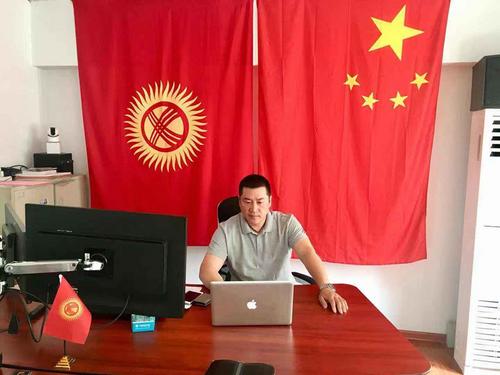 中国侨网图为叶红尖在工作。（吉尔吉斯斯坦《丝路新观察》）
