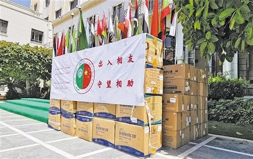 中国侨网图为中国向阿盟捐赠抗疫物资上，拉起印有“出入相友，守望相助”的条幅。（本报记者 田士达供图）