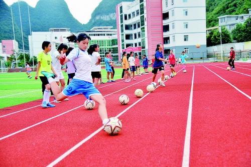中国侨网在贵州省黔南布依族苗族自治州长顺县民族高级中学,学生进行足球训练(七月二十八日摄)。 新华社记者骆飞摄