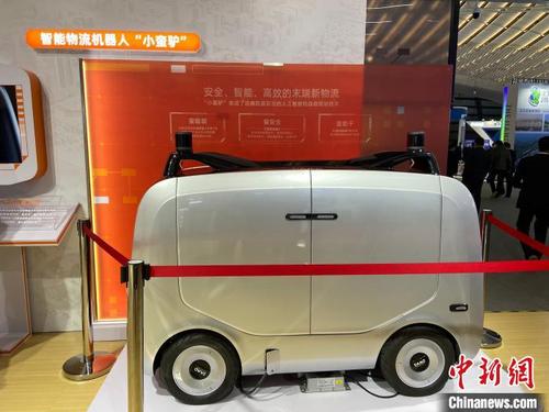 中国侨网阿里智能物流机器人“小蛮驴”。　中新社记者 黄慧 摄