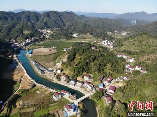 中国侨网航拍下的安化县黄石村。　杨华峰　摄