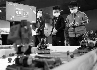 中国侨网12月20日,2020 Robo Genius人工智能与机器人挑战赛总决赛在北京中国科学技术馆举行。在以“火星探索”为主题的比赛场上,来自全国各地的百余支中小学生队伍比拼机器人完成跨区域行动、碎片收集、阀门开启等任务。 (《经济参考报》记者 陈钟昊 摄)