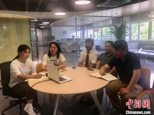 中国侨网与海外专家进行视频交流 李典 摄