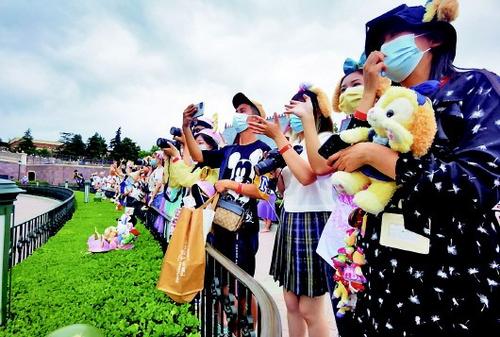 中国侨网游客庆祝上海迪士尼“5岁”生日。新华每日电讯记者任珑摄