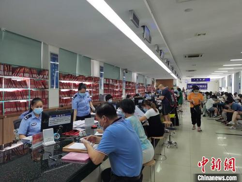中国侨网在海口龙华办证中心，办理落户的人络绎不绝。　黄艺　摄