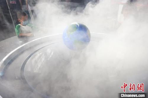 中国侨网小朋友走进南京科技馆感受科技的神奇。 泱波 摄