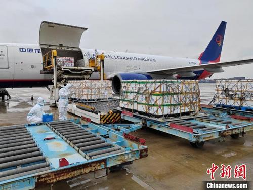 中国侨网货物装卸现场。　宁波机场供图