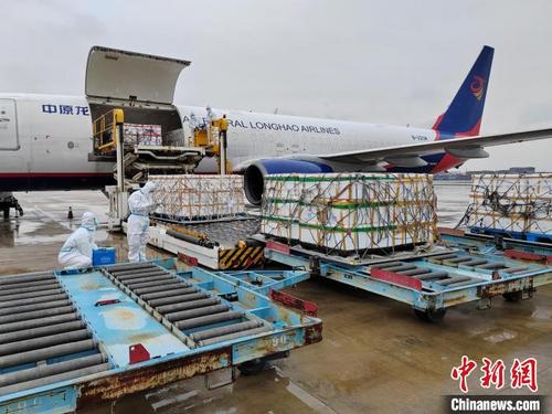 中国侨网货物装卸现场。 宁波机场供图