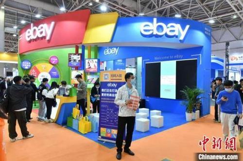中国侨网eBay已连续第三次参加跨交会，展位前来咨询的人络绎不绝。吕明摄