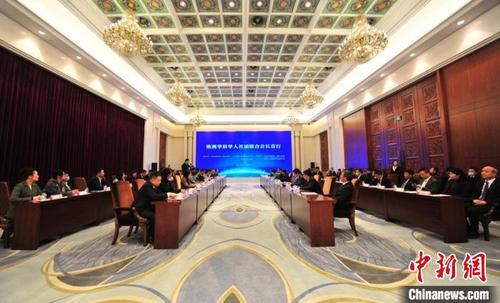 中国侨网欧华联会代表团在吉林长春考察。　高龙安　摄