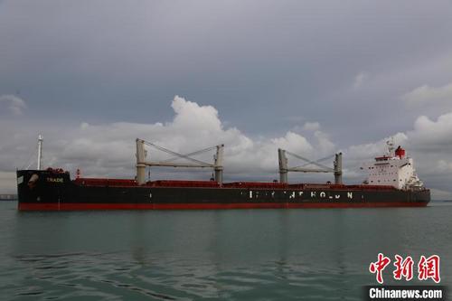 中国侨网6月6日晚，载运4.3万吨法国小麦的马绍尔群岛籍“贸易”轮抵达洋浦港码头。　刘振供图