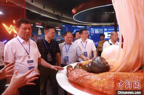 中国侨网8月4日，百余名侨商在广西柳州市螺蛳粉文化展览馆参观。中新社记者 林馨 摄