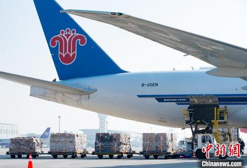 中国侨网墨西哥城-太原-浦东-芝加哥全货机定期国际货运航线正式开通。仙博 摄