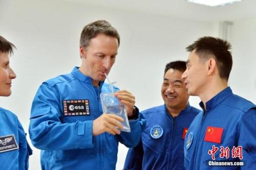 中国侨网资料图：航天员接受训练。 中新社发 朱九通 摄
