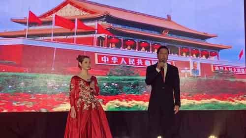 中国侨网10月1日，多伦多华人团体联合会举办活动庆祝新中国成立70周年，图为当地歌手岳新与路程共唱《我和我的祖国》。(来源：加拿大超级生活网)