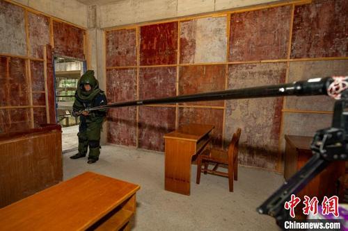 中国侨网参赛队员使用机械手臂转移“爆炸物”。 果志远 摄