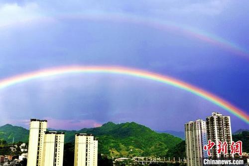 中国侨网叙永县城上空惊现绝美双彩虹天象。　苏忠国　摄