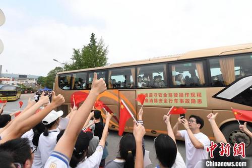 中国侨网学弟学妹们举起大拇指为高考考生加油。　杨华峰　摄