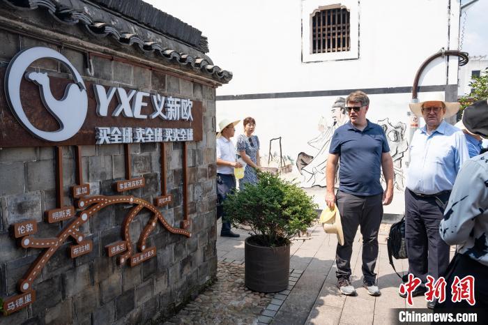 中国侨网9月1日,外国学者在浙江义乌李祖村了解义乌商品进出口路线。当日,参加中国人民大学主办的“中国式现代化与世界未来”明德战略对话(2024)系列活动的部分嘉宾走进浙江义乌,感受中国式现代化的万千气象。中新社记者 吴君毅 摄