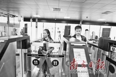 广州白云机场旅客正通过自助设备通关。通讯员供图