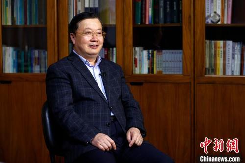   图为全国人大常委会委员、华侨委员会副主任委员，致公党中央副主席曹鸿鸣接受中新社记者专访。富田 摄