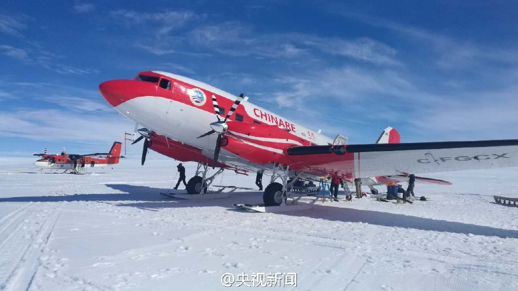 中国飞机降南极冰盖之巅