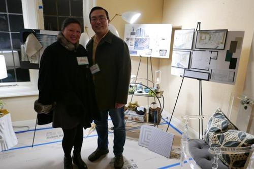华裔设计师夫妇Jeanne Chung和丈夫钟立铭展示设计方案和将使用的材料及软装家居。(美国《世界日报》/李雪 摄影)