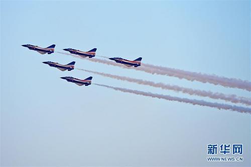 中国空军表演队亮相迪拜